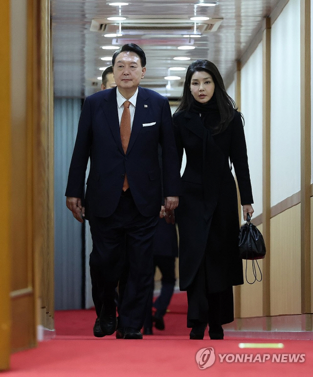 네덜란드 국빈 방문 일정을 마친 윤석열 대통령과 김건희 여사가 지난달 15일 성남 서울공항 2층 실내행사장으로 귀국하고 있다. 연합뉴스